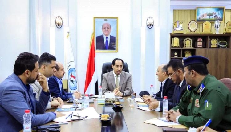 لجنة الإسناد المجتمعي تسير قافلة غذائية إلى الصبيحة وتبحث احتياجات نازحي لحج وتعز