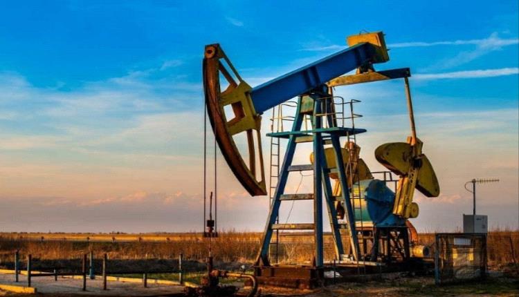 النفط يهبط مع توقعات بزيادة إمدادات الوقود الروسي
