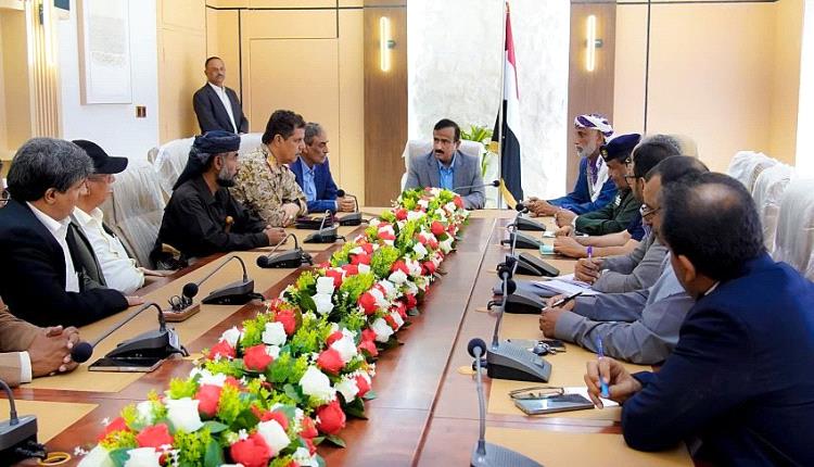 محافظ شبوة يشيد بالتضامن الواسع مع المحافظة ويثمّن مواقف القيادة السياسية عقب الهجوم الارهابي الحوثي