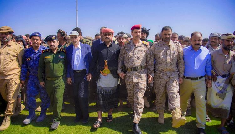 يتقدمهم المحافظ بن الوزير.. تشييع رسمي وشعبي مهيب لجثامين 75 شهيدًا من منتسبي الأمن ضحايا العملية الإرهابية بشبوة