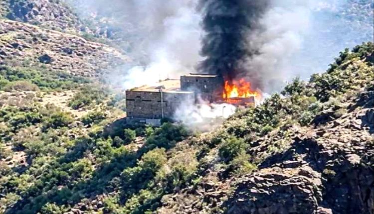 عجزت عن التقدم منذ 72 ساعة.. مليشيا الحوثي تنتقم من تعز بقصف عشوائي وتحرق منزل مواطن  في كحلان
