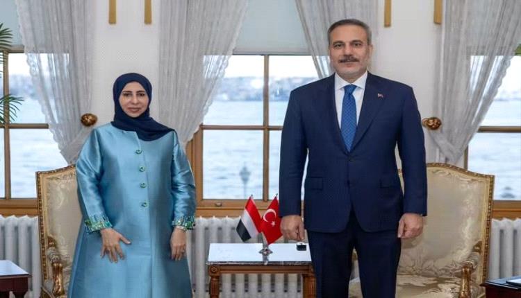 وزيرة الخارجية اليمني تلتقي نظيره التركي في إسطنبول ويسلمه رسالة من العليمي إلى أردوغان