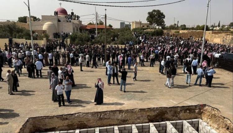 الأردنيون يشيعون ضحايا هجوم كنيسة الحمود في الكرك
