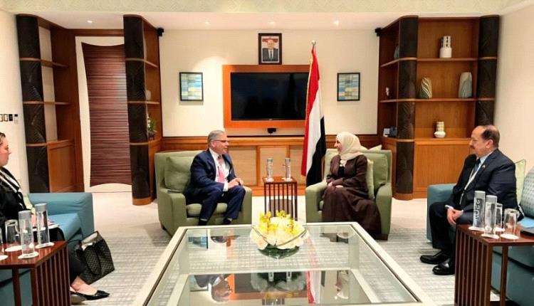 وزيرة الخارجية تبحث مع مسؤول أمريكي دعم الحكومة ووقف تهريب السلاح للحوثيين