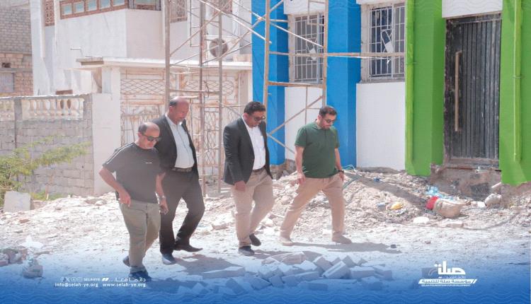 مسؤولون بالمكلا يتفقدون مشروع تأهيل وتوسعة مركز المنورة الطبي بتمويل مؤسسة صلة