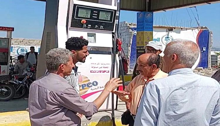 حملة رقابية في تعز تضبط مخالفات أسعار الوقود وتتحقق من أوزان الخبز
