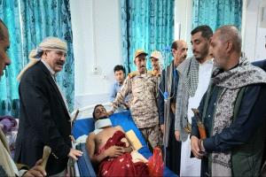 محافظ ذمار يتفقد الجرحى بمأرب ويؤكد استمرار إسناد معركة استعادة الدولة