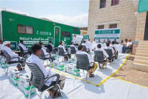 مركز الملك سلمان يوزع أدوات مهنية لمربي الثروة الحيوانية في سقطرى