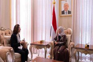 وزيرة الخارجية تستعرض مع السفيرة الفرنسية التصعيد الحوثي وتهديداته للأمن الإقليمي والدولي