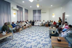 عضو مجلس القيادة الخنبشي يؤكد أهمية توحيد الجهود وتعزيز التعاون والتكامل بين أبناء المحافظات