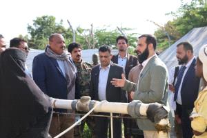 وزير الدولة ومحافظ أبين يتفقدان مخيمات النازحين واحتياجاتهم في خنفر