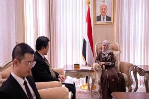 وزيرة الخارجية تسلم رسالة من رئيس مجلس القيادة إلى الرئيس الصيني
