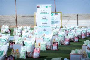 حضرموت: توزيع 2000 سلة غذائية و400 حقيبة إيوائية بتمويل كويتي وتنفيذ مؤسسة نهد التنموية