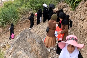 الحوثيون يهجرون سكان قرى في صبر الموادم ويقتلون طفلاً أمام منزله