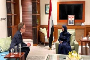 وزيرة الخارجية تبحث مع السفير الكندي دعم الحكومة وحماية العاملين الأمميين