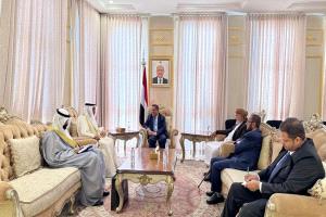 رئيس مجلس الشورى يبحث مع السفير الكويتي تعزيز العلاقات ودعم اليمن