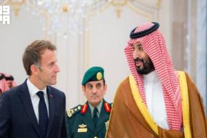 ولي العهد السعودي يستقبل ماكرون بعد جولة خليجية وبحث الشراكات والدفاع