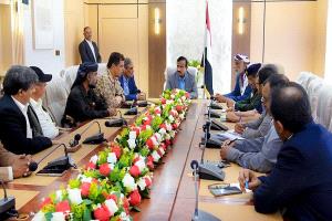محافظ شبوة يشيد بالتضامن الواسع مع المحافظة ويثمّن مواقف القيادة السياسية عقب الهجوم الارهابي الحوثي