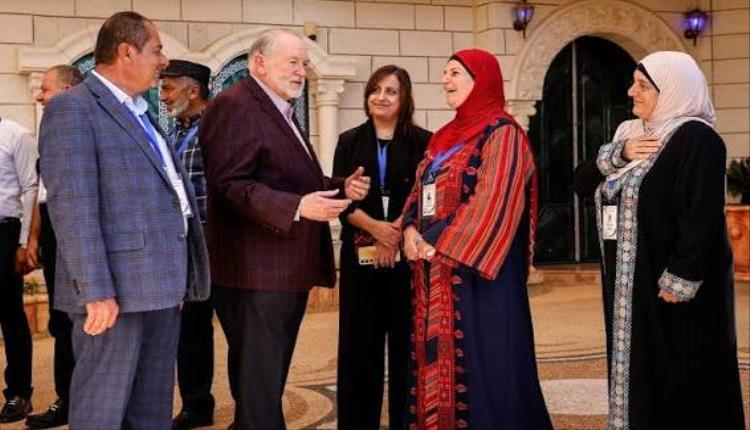 السفير الأمريكي هاكابي يلتقي فلسطينيين في بلدة ترمسعيا ويصف عنف المستوطنين بــ"الإرهاب"