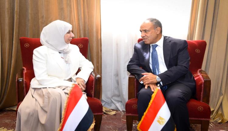 وزيرا خارجية اليمن ومصر يبحثان تعزيز العلاقات وأمن البحر الأحمر وباب المندب