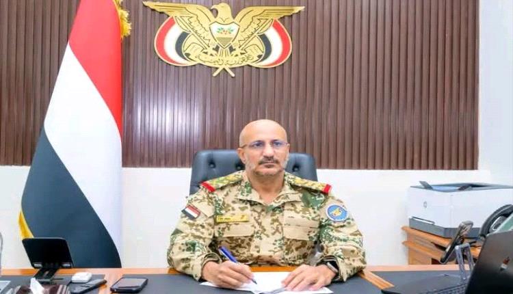 طارق صالح يوجّه بإعادة تجميع وتنظيم القوات في الساحل الغربي بالتشاور مع التحالف عقب التطورات الميدانية
