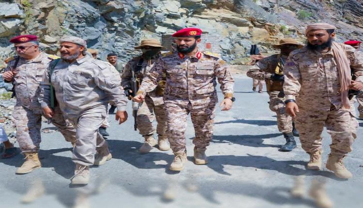 محافظ أبين يتفقد جبهات القتال ويؤكد استمرار المعركة حتى إنهاء الانقلاب الحوثي