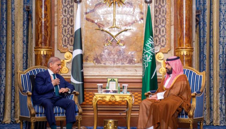 ولي العهد السعودي يتلقى اتصالاً من رئيس وزراء باكستان.. وإسلام آباد تدين هجمات الحوثيين على المملكة