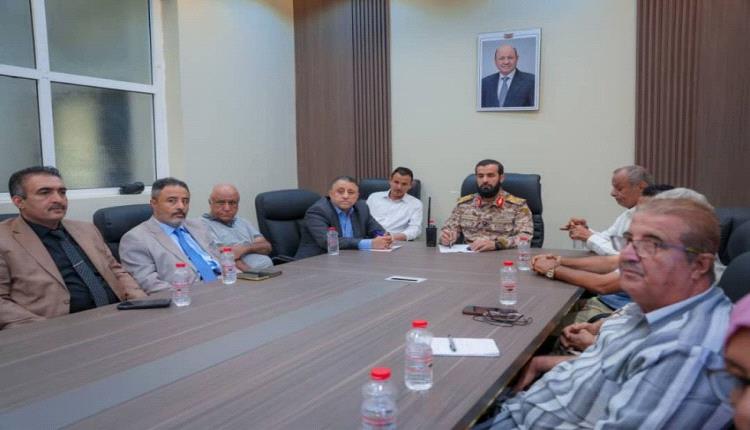 محافظ أبين يؤكد رفع الجاهزية الأمنية والخدمية وتعزيز الاستعداد لاستقبال النازحين