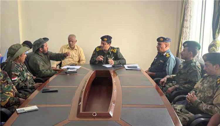 مدير أمن أبين يعقد اجتماعًا موسعًا لتعزيز التنسيق والجاهزية الأمنية