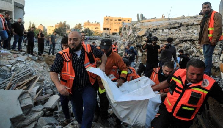 الدفاع المدني ينتشل رفات 28 شهيداً من تحت أنقاض منزل في غزة