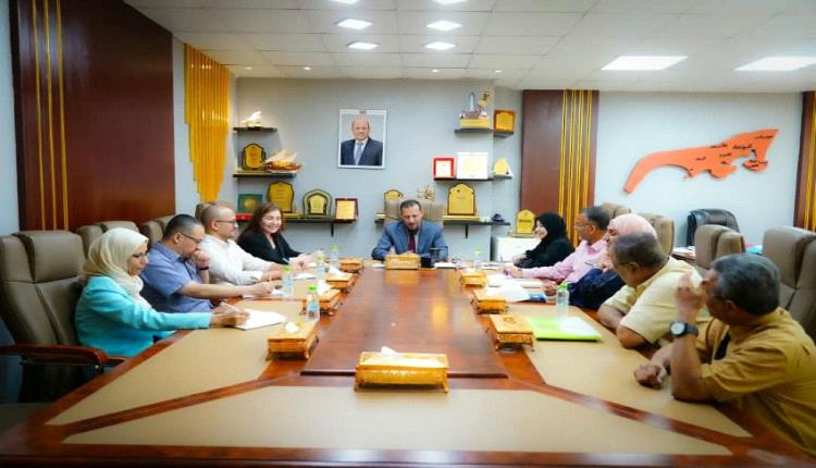 محافظ عدن يبحث مع وفد أممي دعم المرأة وتمكينها