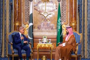 ولي العهد السعودي يتلقى اتصالاً من رئيس وزراء باكستان.. وإسلام آباد تدين هجمات الحوثيين على المملكة