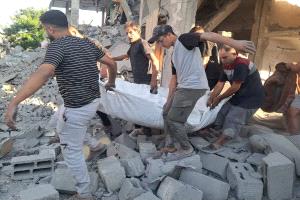 قصف إسرائيلي يبيد عائلة بغزة .. استشهاد زوجين وطفليهما