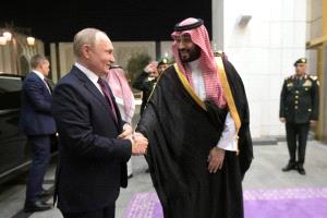 بوتين وبن سلمان يؤكدان أهمية أمن الملاحة في باب المندب وهرمز ويدعوان لوقف الأعمال العدائية في اليمن
