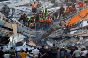 21 شهيدا و عشرات الجرحى بانهيار بناية سكنية متضررة من الحرب في غزة