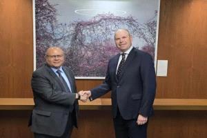 سفير اليمن يبحث مع رئيس دائرة الشرق الأوسط بالخارجية الكندية مستجدات الأوضاع في اليمن