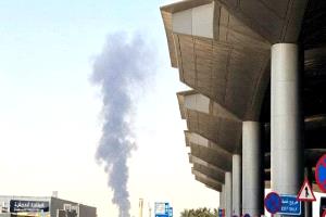 دخان كثيف قرب مطار الملك خالد بالرياض  تحذيرات من غارات حوثية